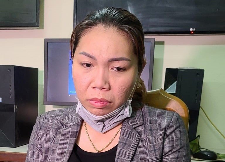 Nu nhan vien massage trom the Visa cua khach hinh anh