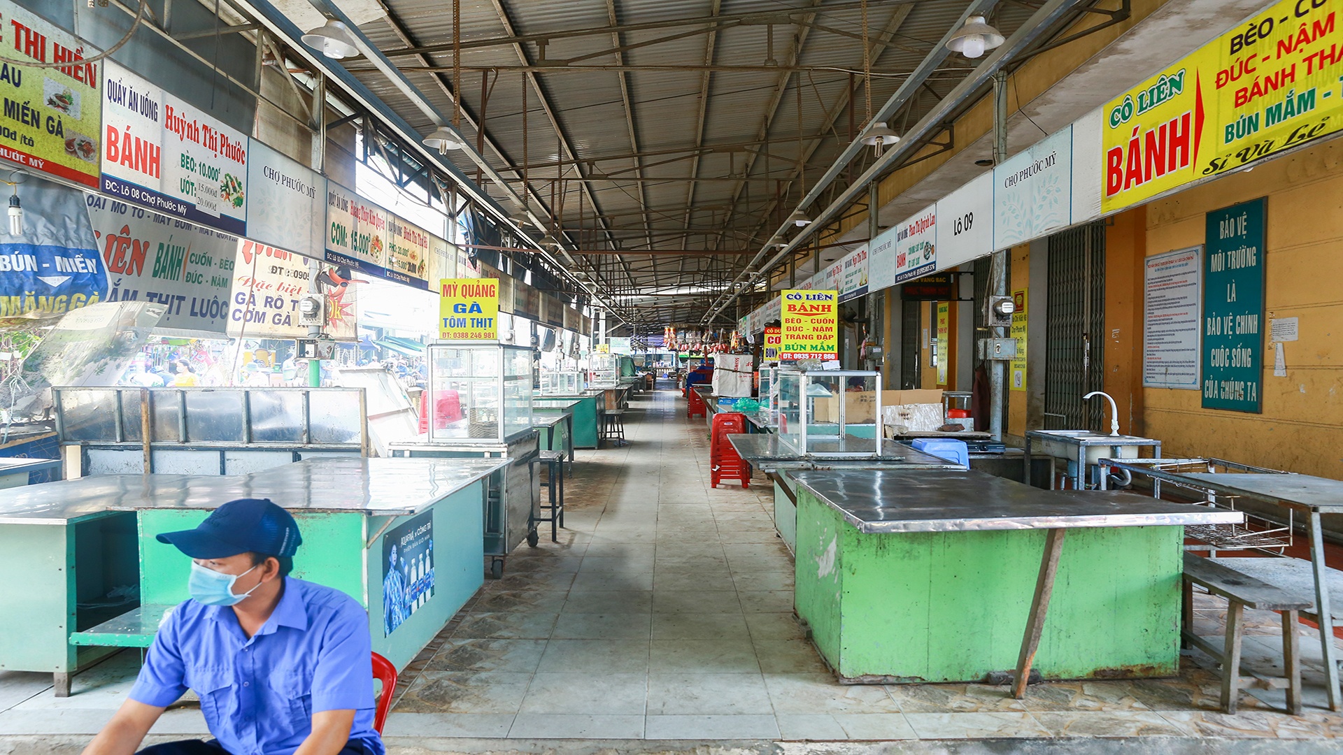 Hang tram tieu thuong gap kho vi cho bi phong toa hinh anh
