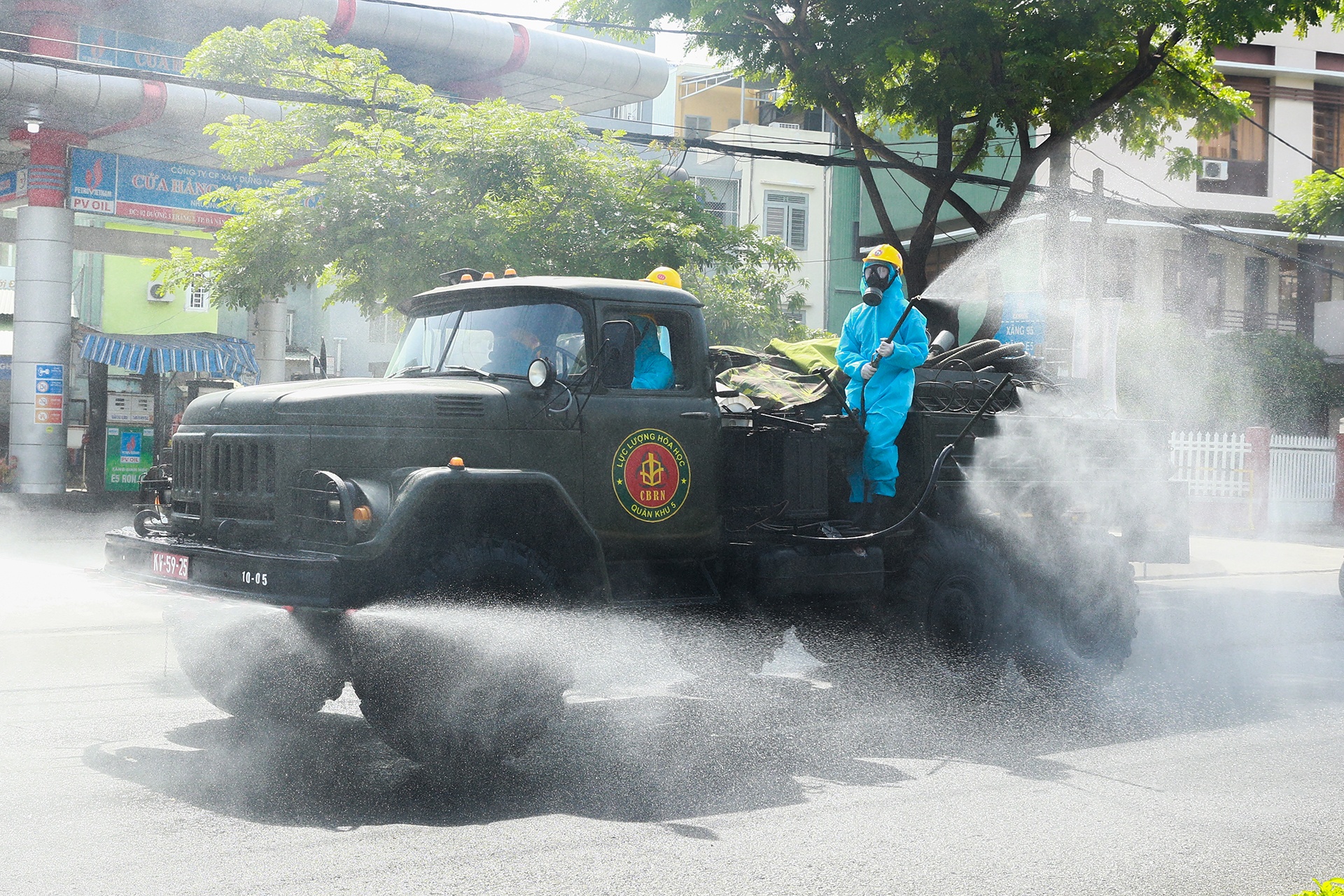 Phun hoa chat khu khuan quanh quan bar New Phuong Dong hinh anh