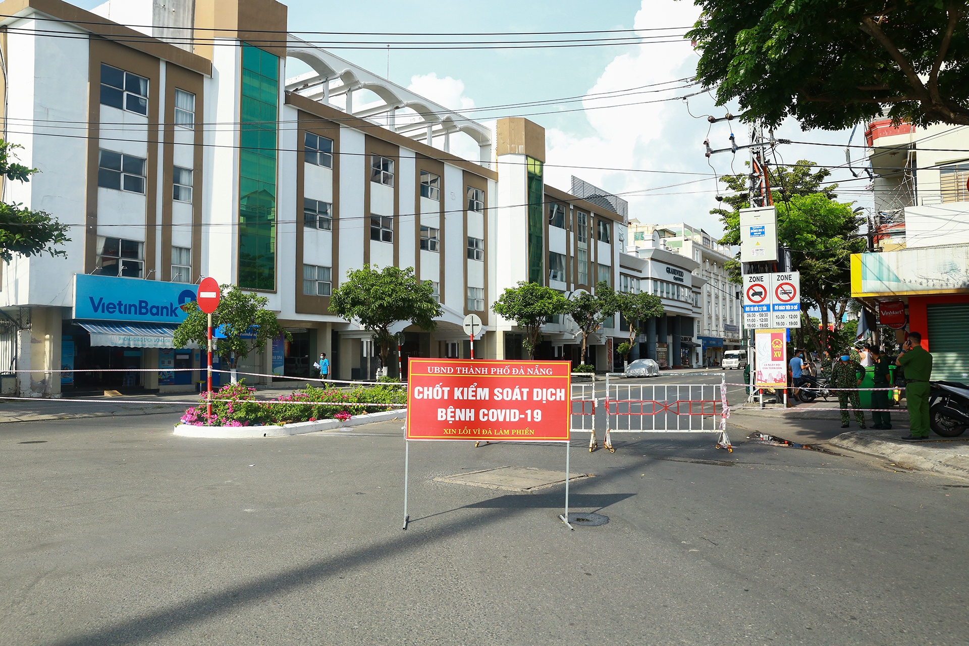 Phun hoa chat khu khuan o Da Nang anh 1