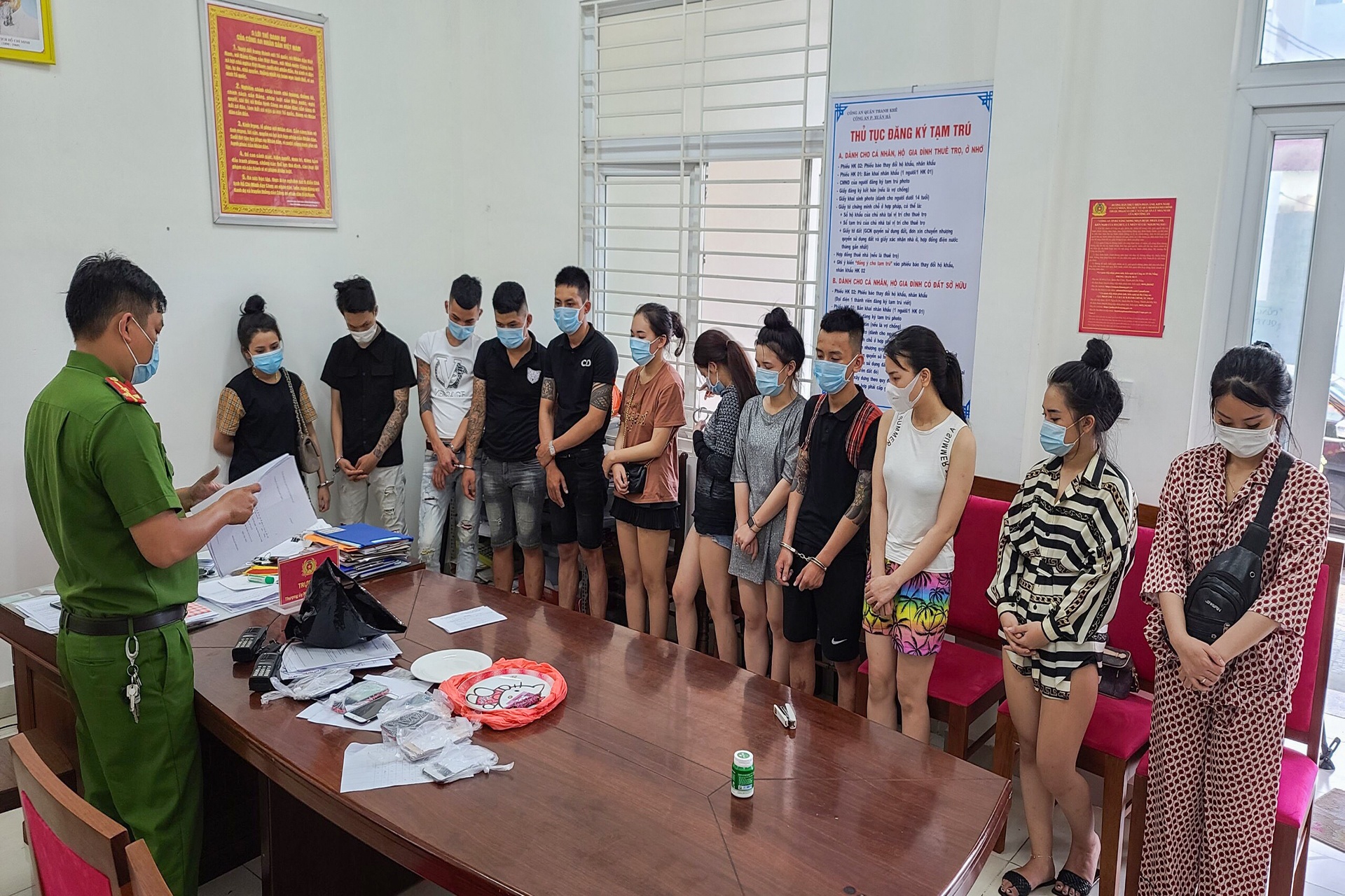 Nhóm nam nữ sử dụng ma túy trong khách sạn ở Đà Nẵng ảnh 1 Nhom nam nu su dung ma tuy trong khach san o Da Nang anh 1