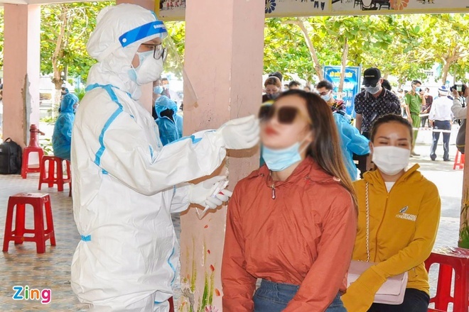 500 nhan vien massage, quan bar, karaoke duoc xet nghiem Covid-19 hinh anh