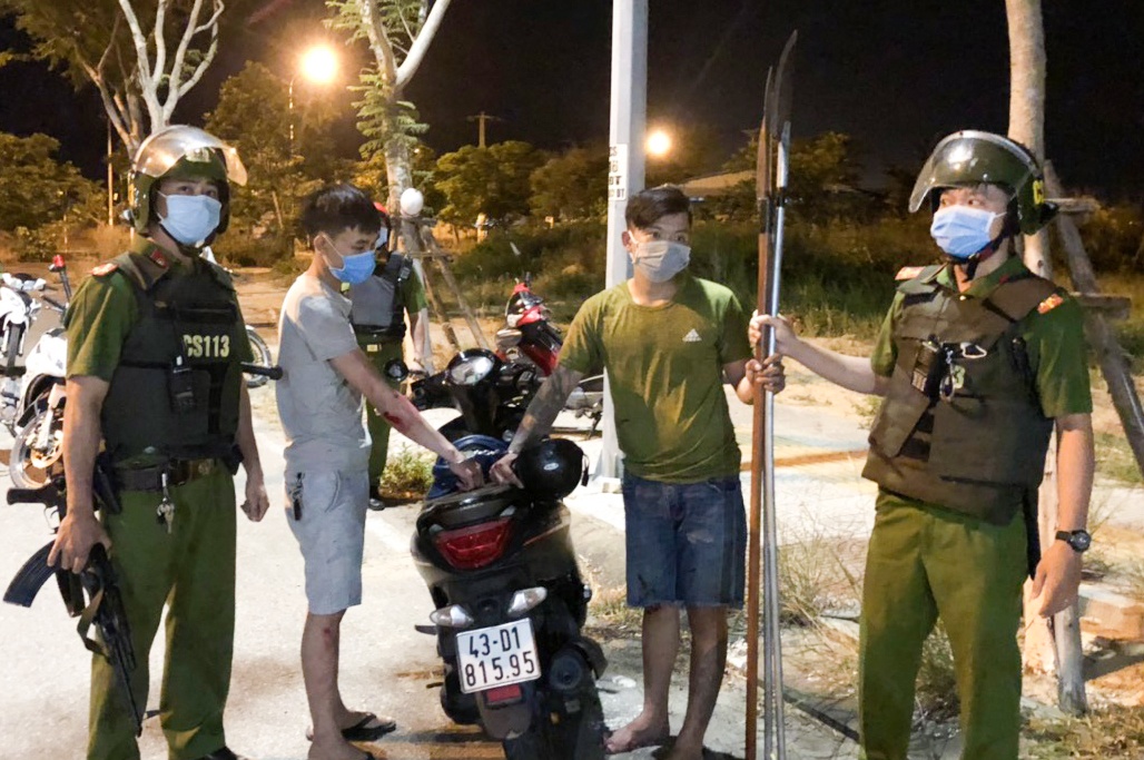 Canh sat no sung chi thien ngan chan 30 thanh nien hon chien anh 1