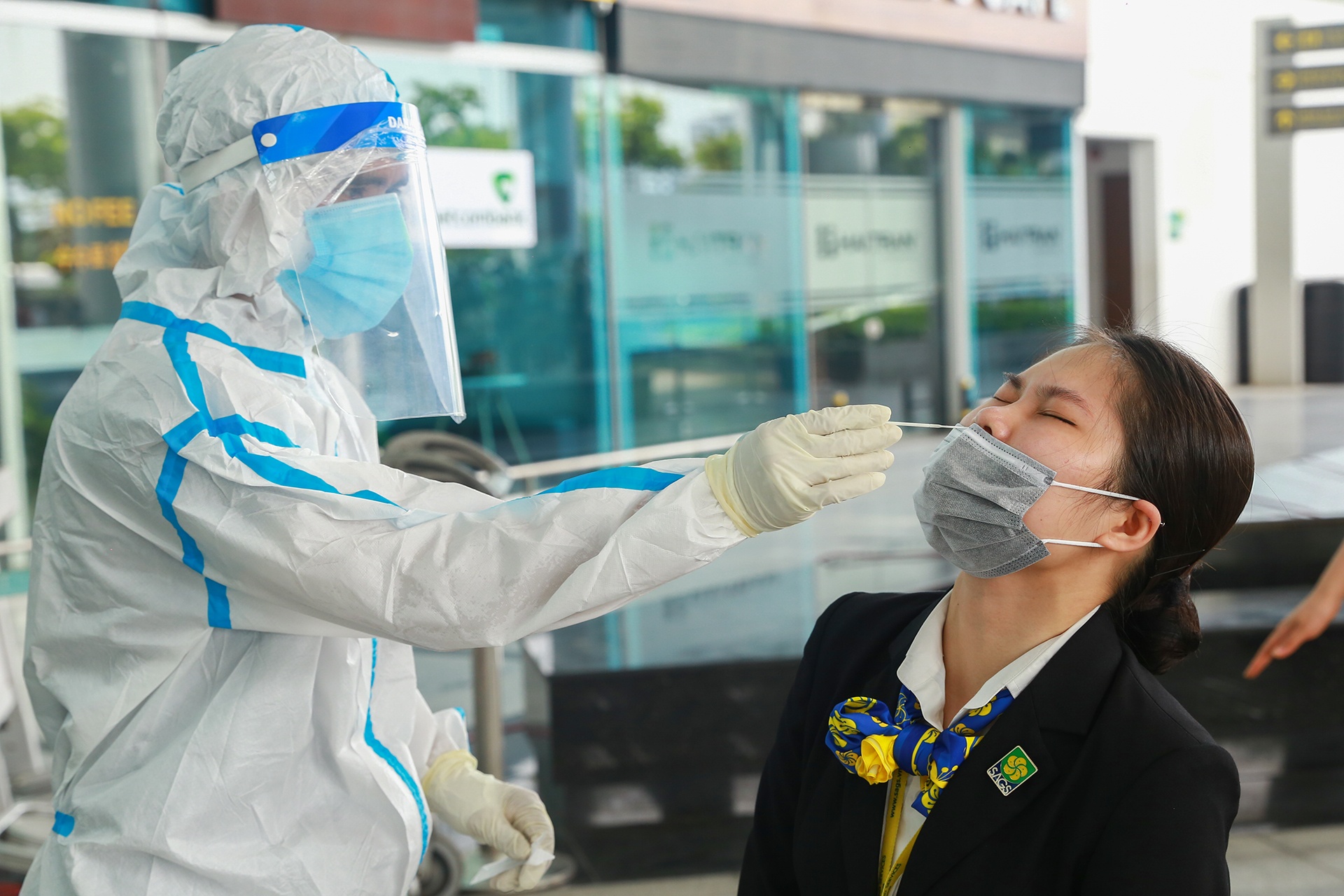 Xet nghiem cho  2.000 nguoi o Cang hang khong quoc te Da Nang anh 1