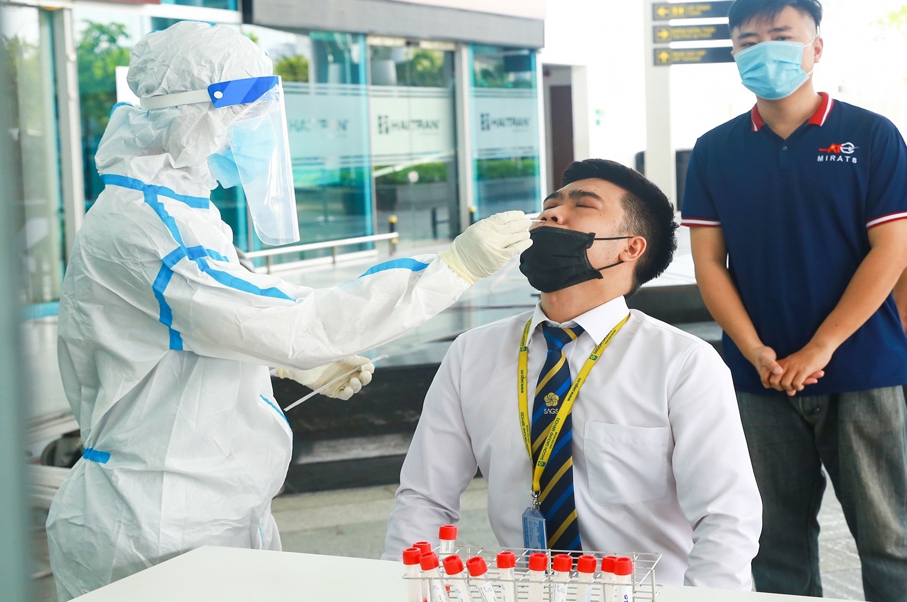 Xet nghiem cho  2.000 nguoi o Cang hang khong quoc te Da Nang anh 7