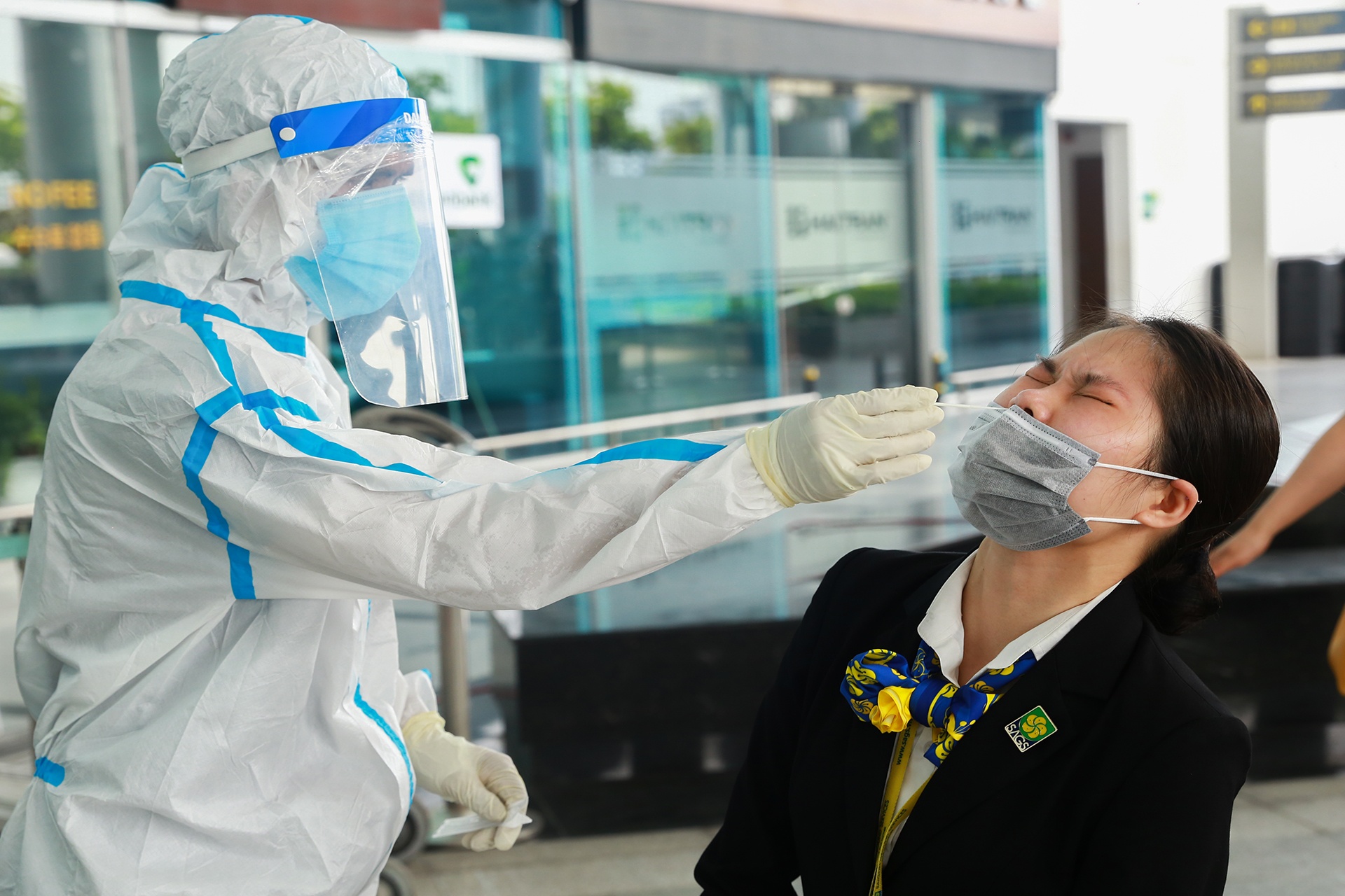 Hon 2.000 nhan vien san bay Da Nang duoc xet nghiem nhanh SARS-CoV-2 hinh anh