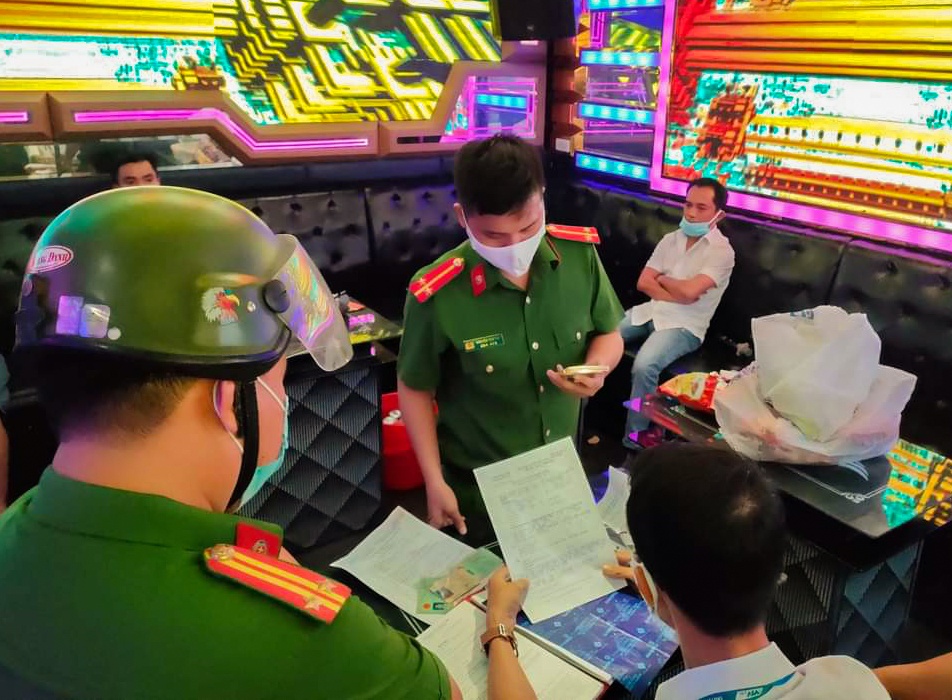 5 nguoi to chuc an nhau trong quan karaoke hinh anh