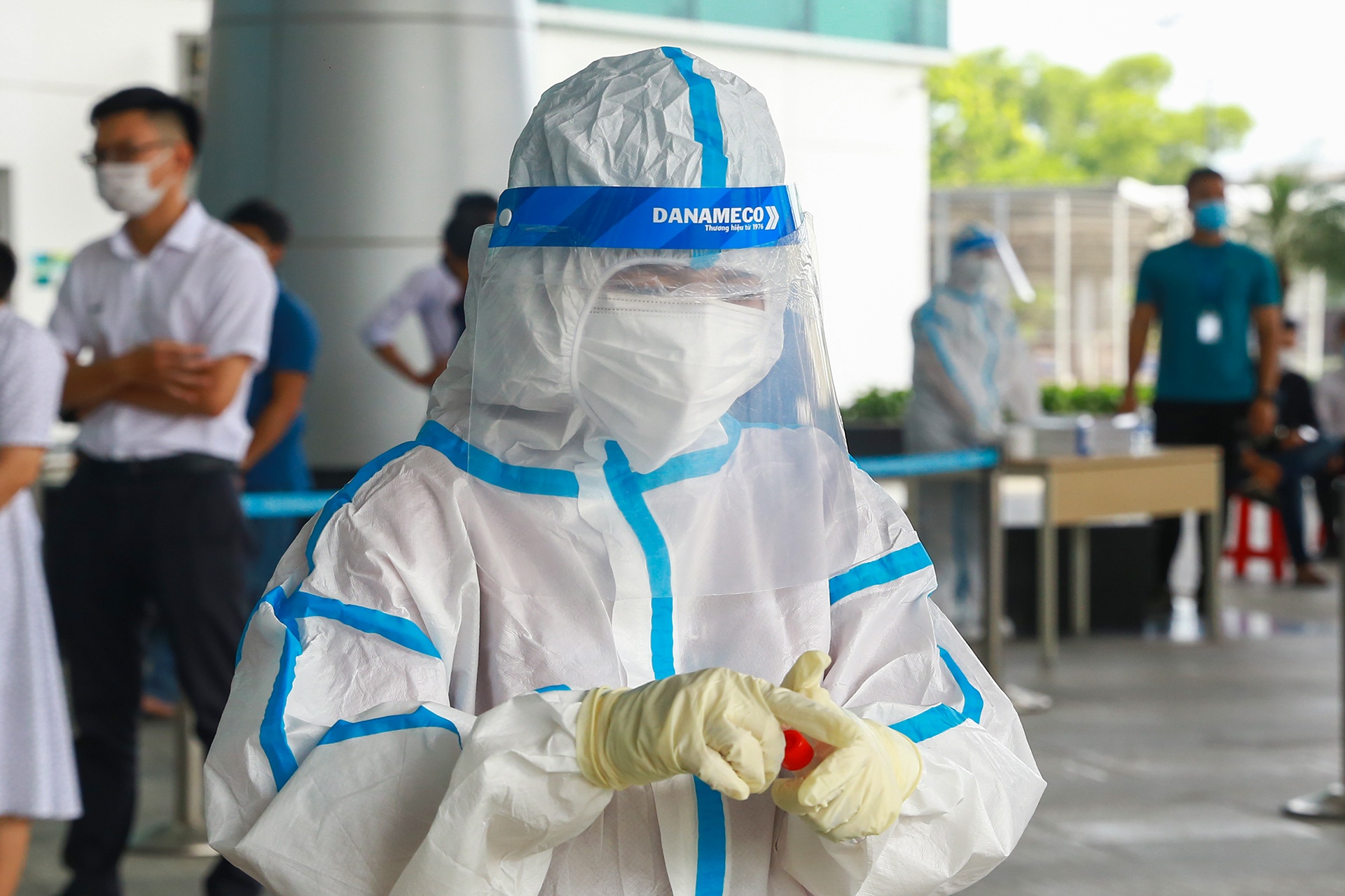 Vi sao be 7 tuoi mac Covid-19 cham duoc cach ly? hinh anh