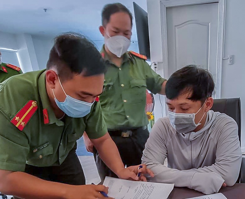 Bat giam doc cong ty dua ‘chuyen gia dom’ nhap canh trai phep hinh anh