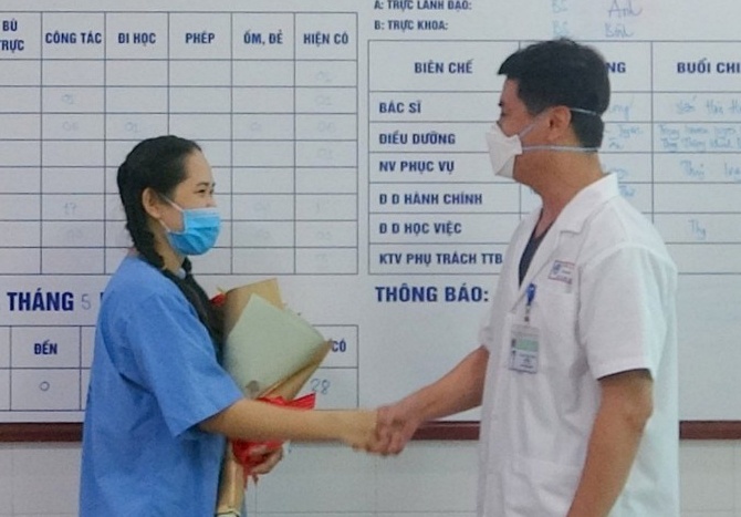 Nu dieu duong bi soc phan ve sau tiem vaccine Covid-19 xuat vien hinh anh
