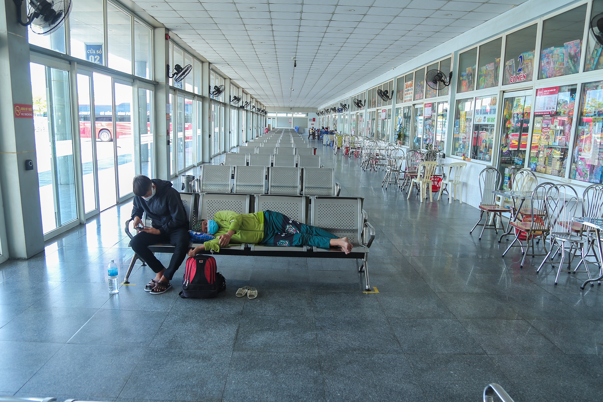 Canh vang khach o ben xe Da Nang anh 7