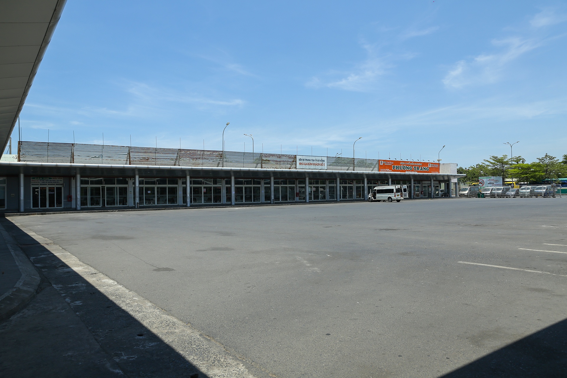 Canh vang khach o ben xe Da Nang anh 8