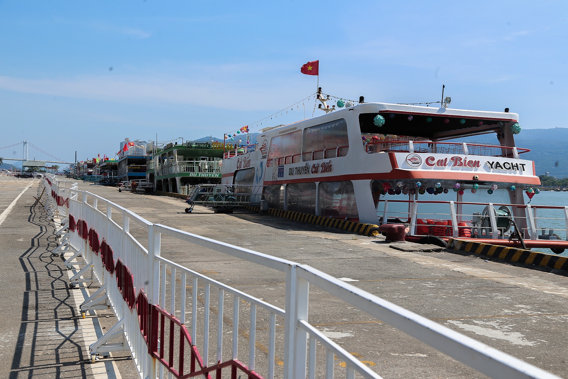 Canh vang khach o ben xe Da Nang anh 12