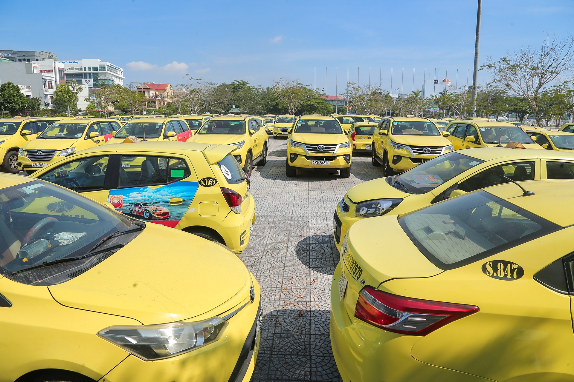 Canh vang khach o ben xe Da Nang anh 5