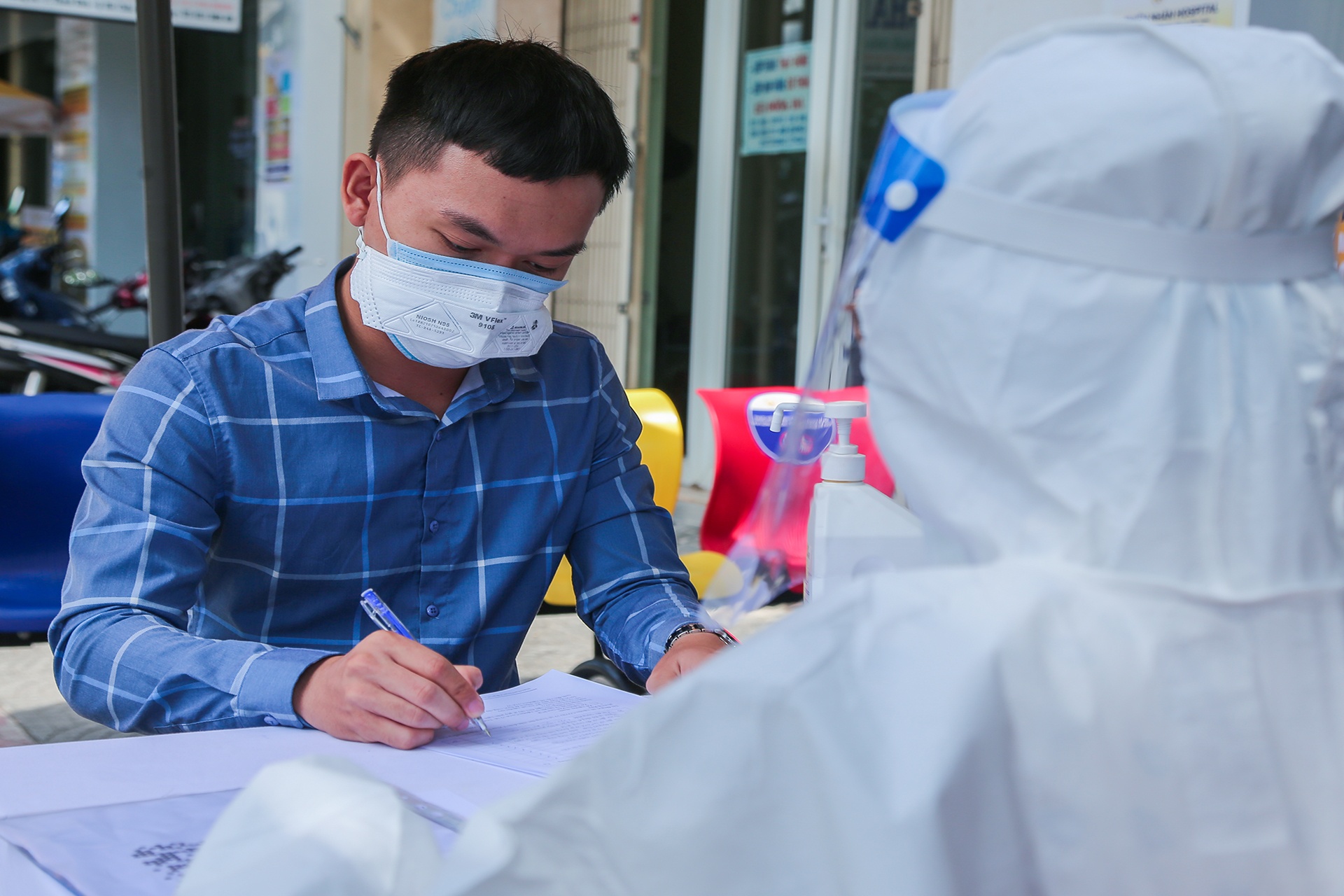 Da Nang xet nghiem cho hang chuc nguoi co nguy co nhiem SARS-CoV-2 anh 1