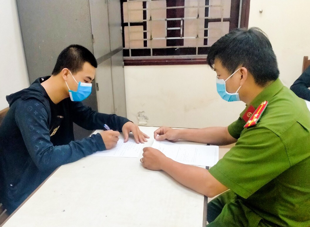 Hai thanh nien hoi lo canh sat 150 trieu dong anh 2