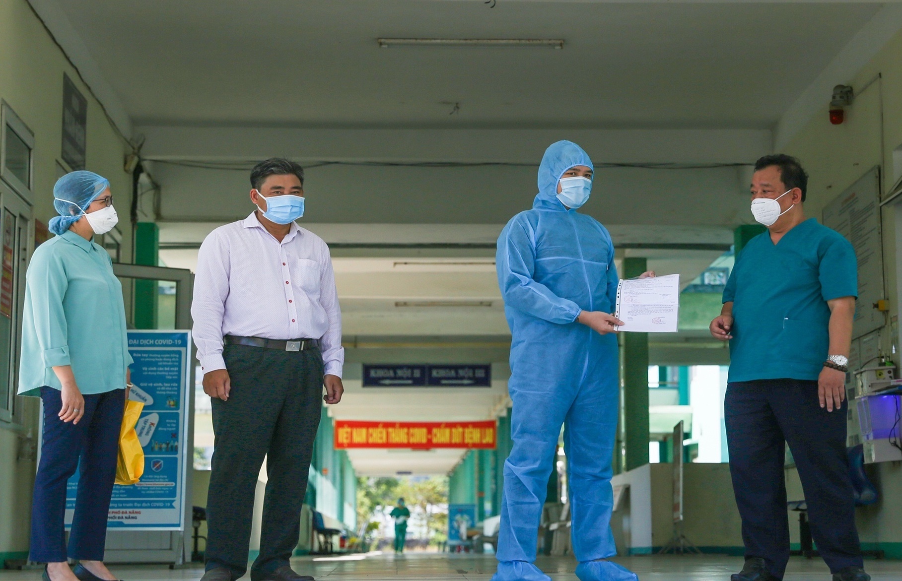 Bệnh nhân mắc Covid-19 được xuất viện ảnh 1 Benh nhan mac Covid-19 duoc xuat vien anh 1