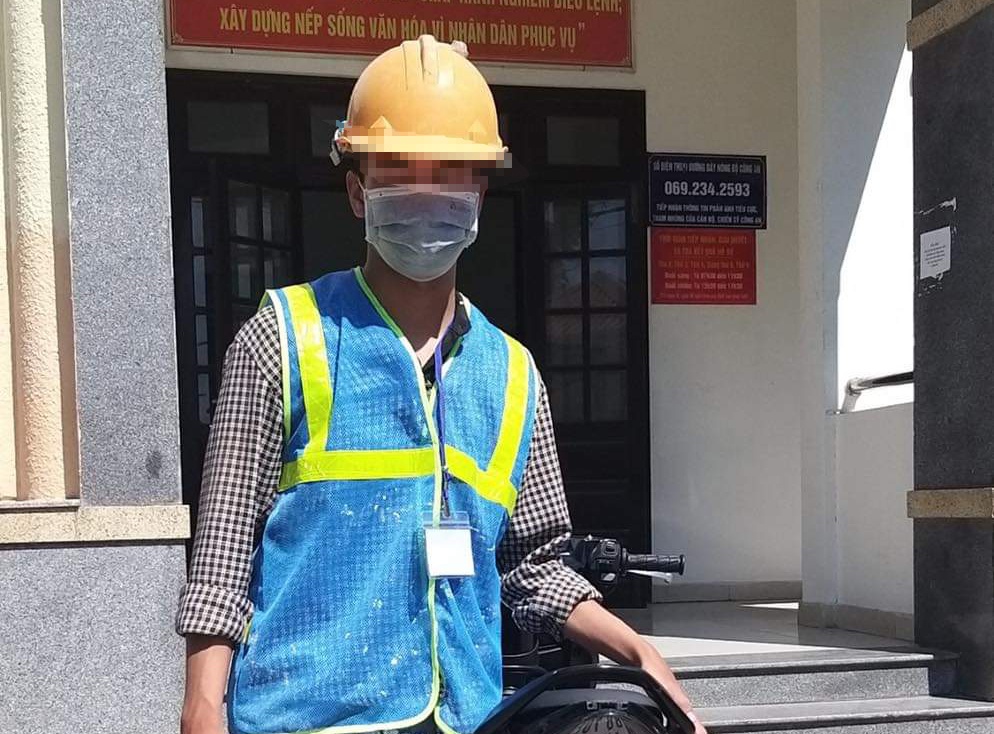 Thanh nien bit mat lai xe bi tuoc bang 3 thang hinh anh