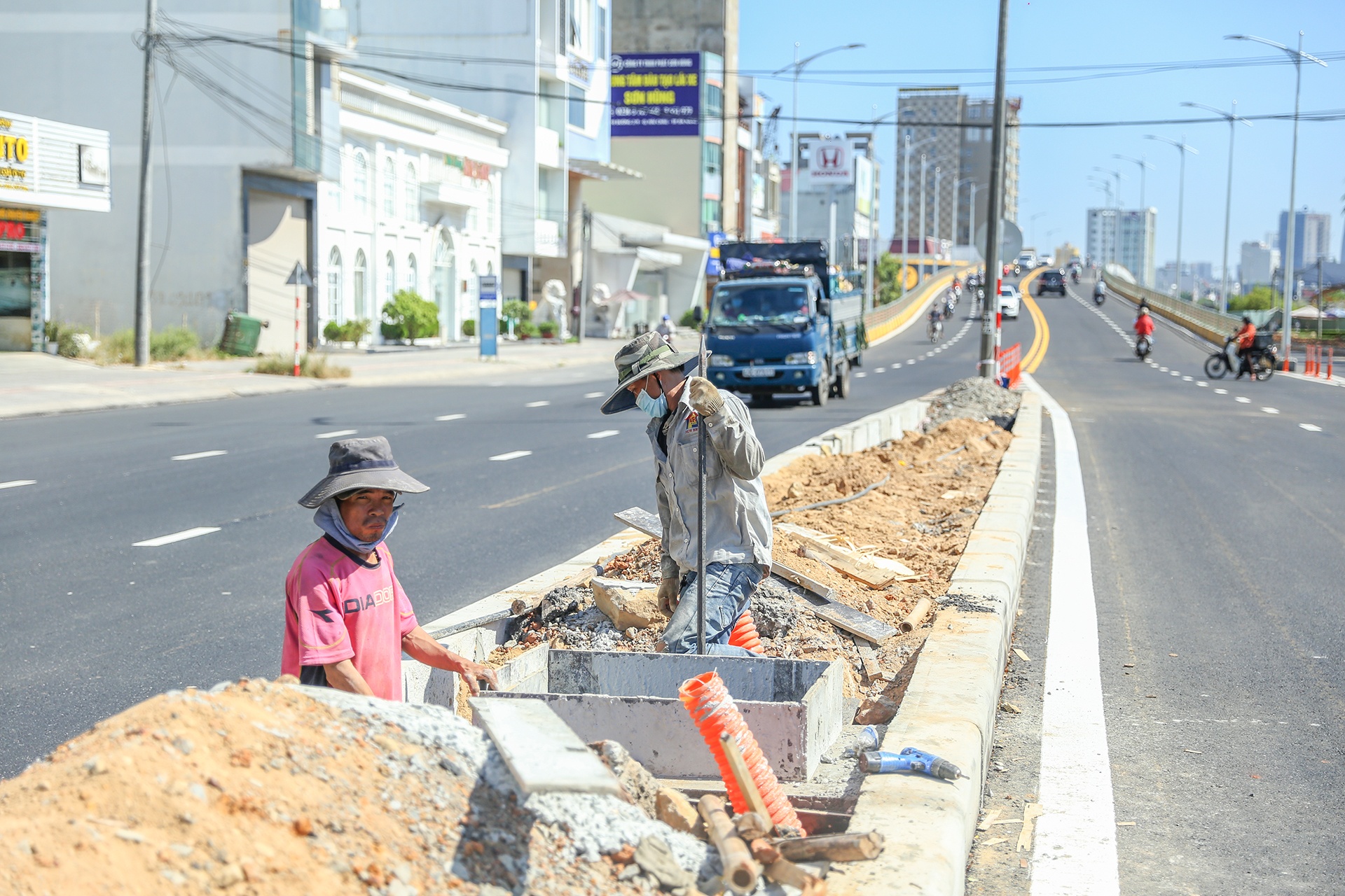 Thong xe cau vuot o Da Nang anh 5