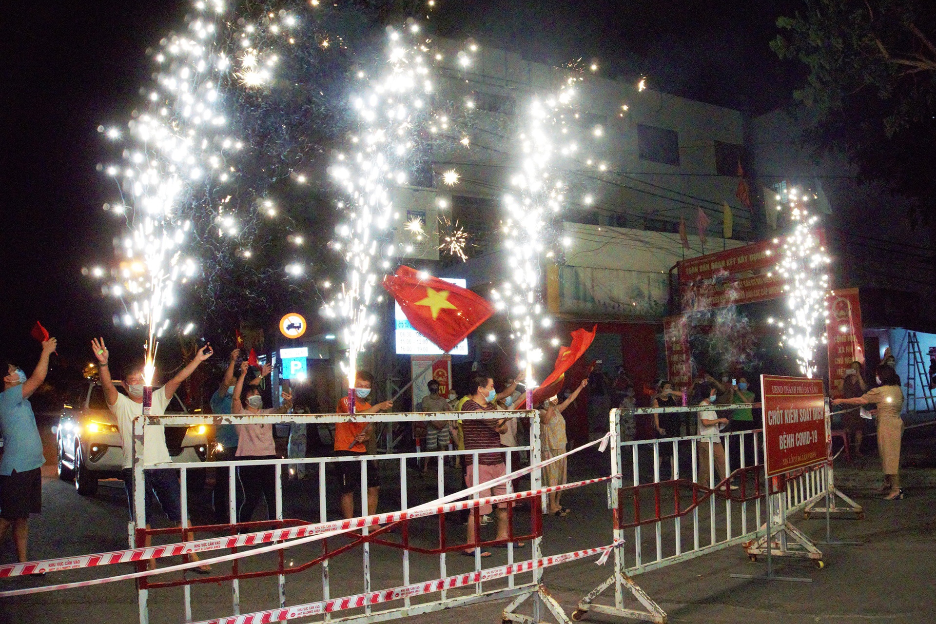 Da Nang do phong toa bar New Phuong Dong hinh anh