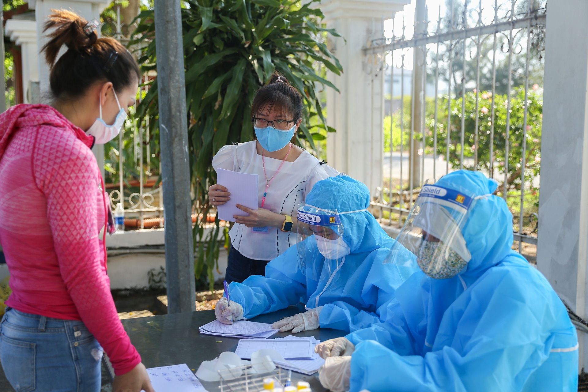 6.500 cong nhan o Khu cong nghiep An Don duoc lay mau xet nghiem anh 2