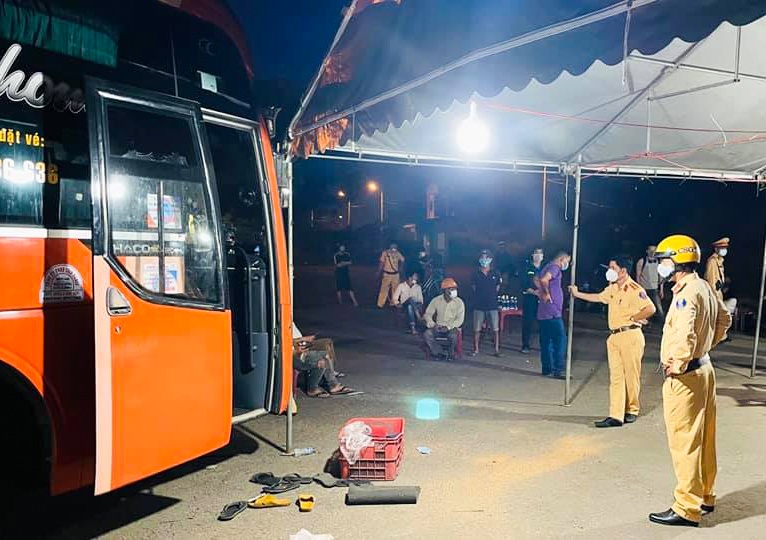 Tai xe xe khach nhot CSGT, chong doi luc luong kiem soat dich Covid-19 hinh anh