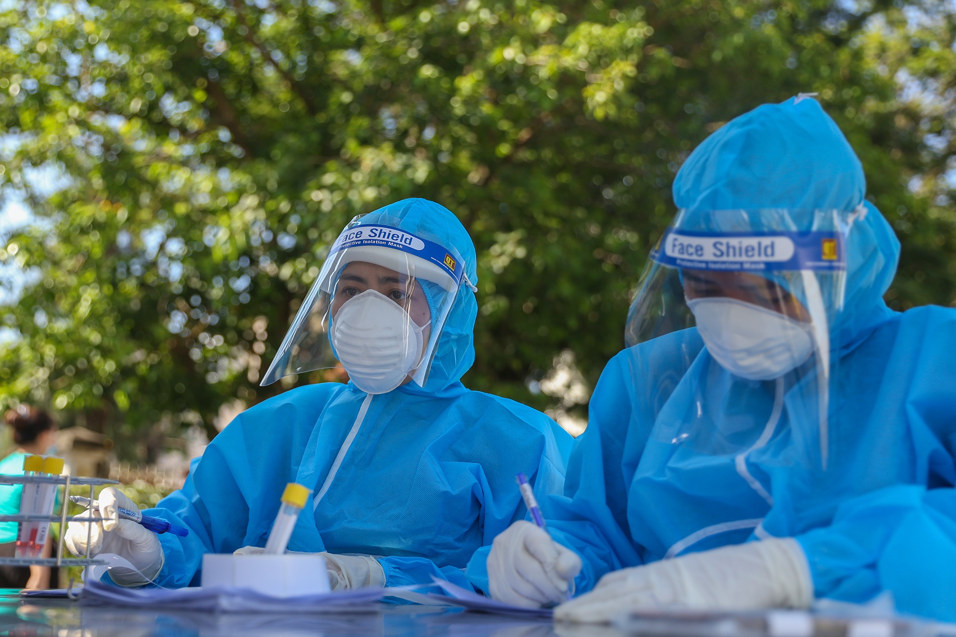 10 y bac si Da Nang len duong den Bac Giang hinh anh