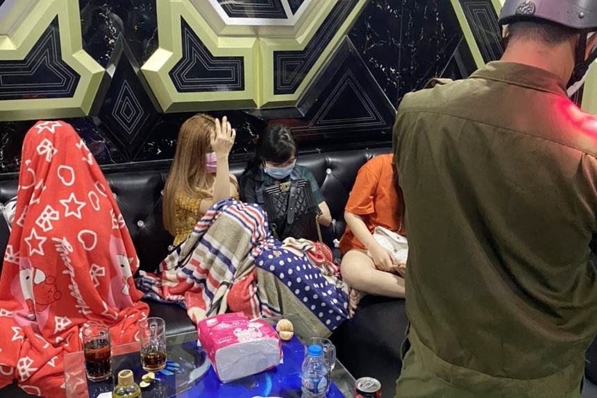 11 nguoi trong phong hat karaoke giua dot dich Covid-19 hinh anh