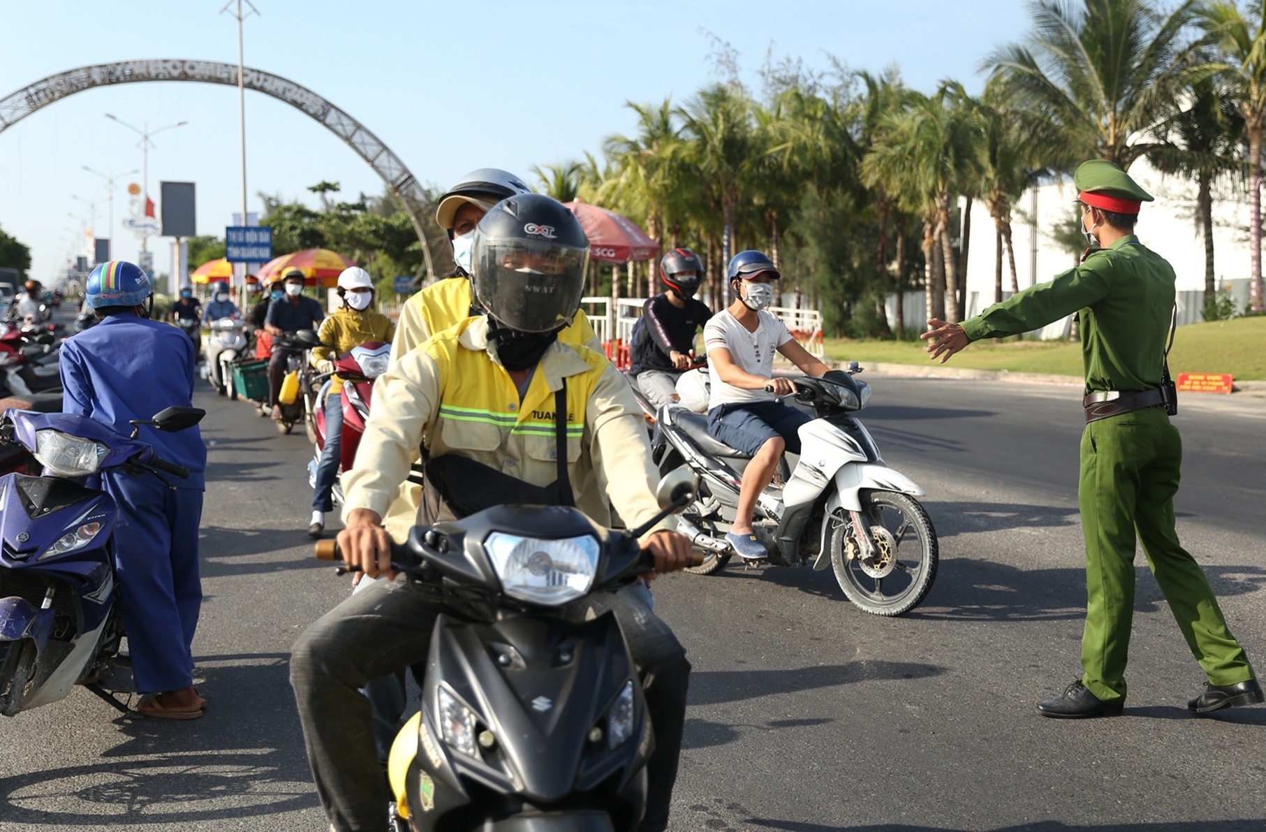 Cac tinh mien Trung don cong dan tu vung dich tro ve anh 1