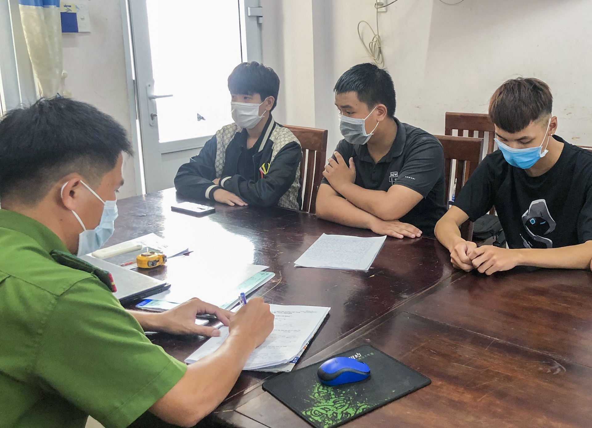 Canh sat ngan chan nhom mang dao di hon chien hinh anh