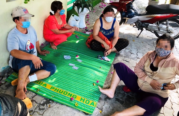 8 nguoi tu tap danh bac an tien tren via he Da Nang hinh anh