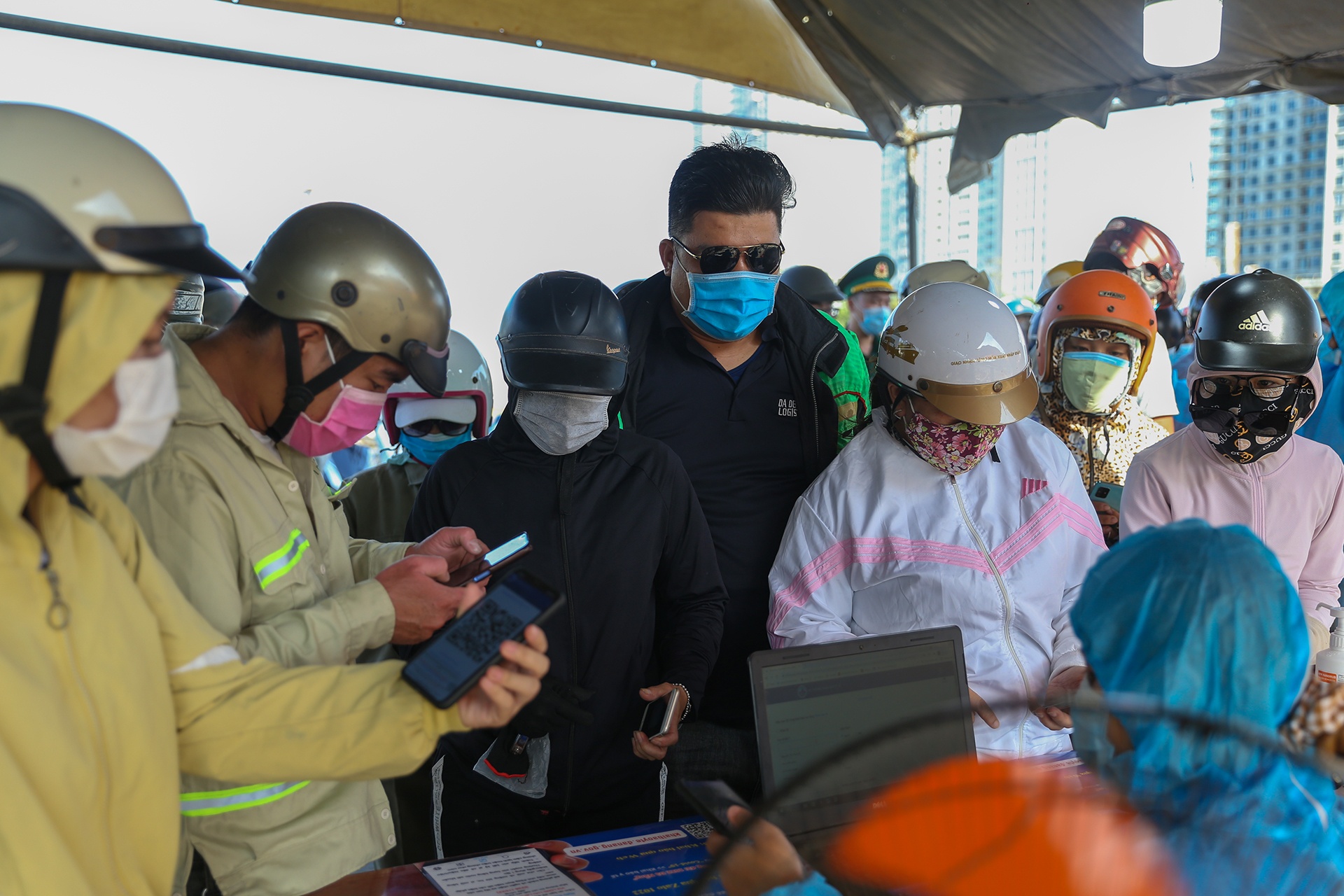 Nguoi dan chen nhau khai bao y te khien chot kiem soat dich qua tai hinh anh