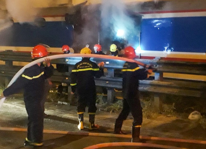 Toa tau SE8 boc chay khi chay qua Da Nang hinh anh