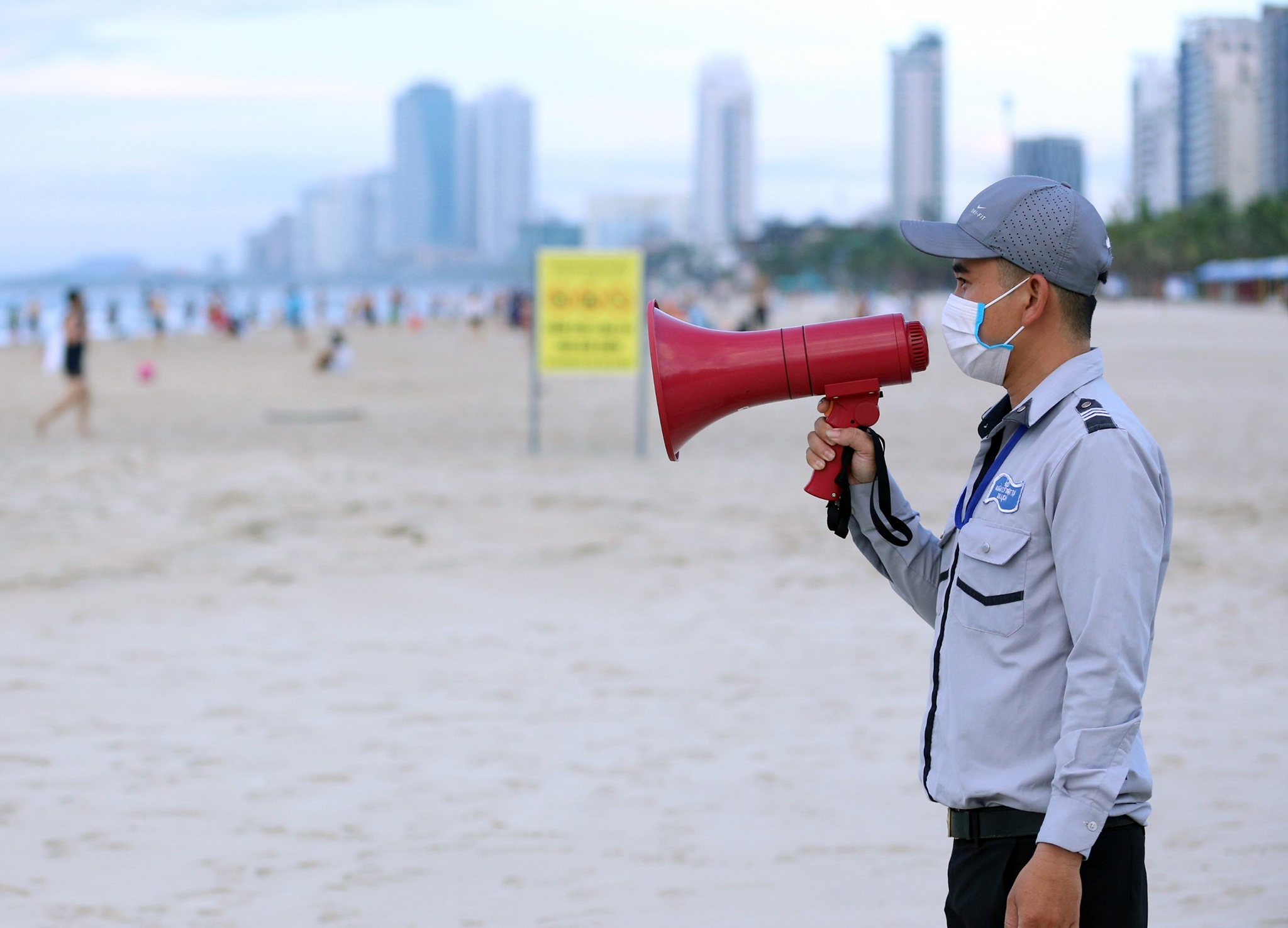 Da Nang lai dung tam bien, dich vu cat toc tu 12h ngay 15/7 hinh anh