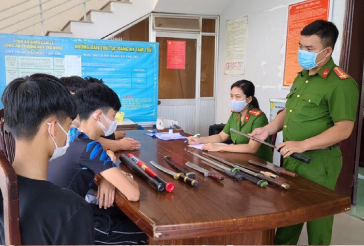 Hai nhom thanh nien hon chien anh 1