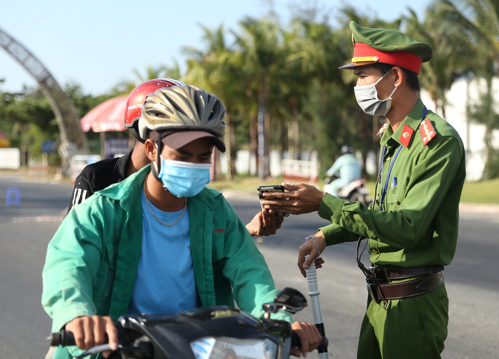 Chu tich Da Nang giai thich viec thu phi cach ly nguoi ve tu vung dich hinh anh