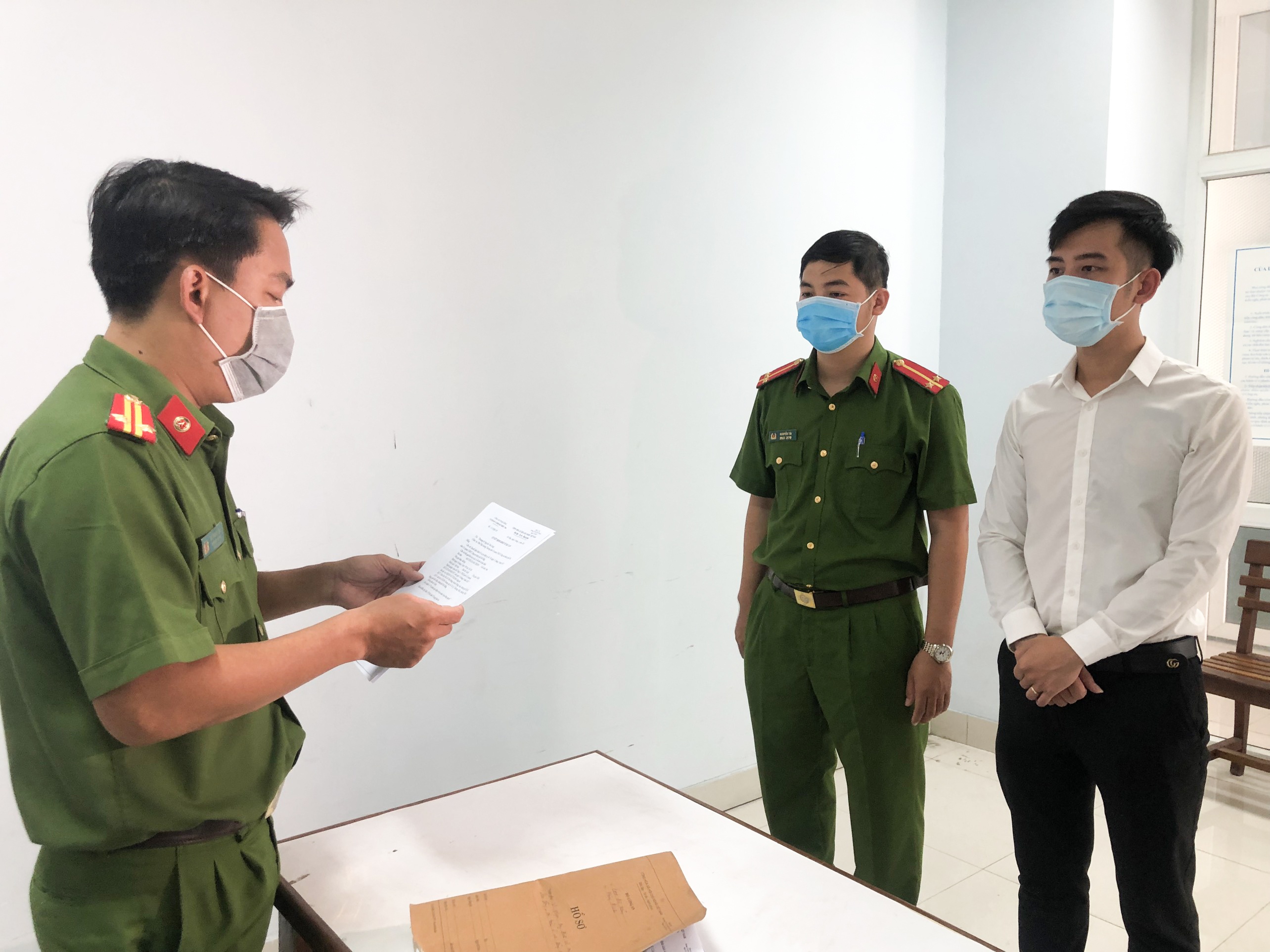 Giam doc cong ty tham my viec bi khoi to anh 1