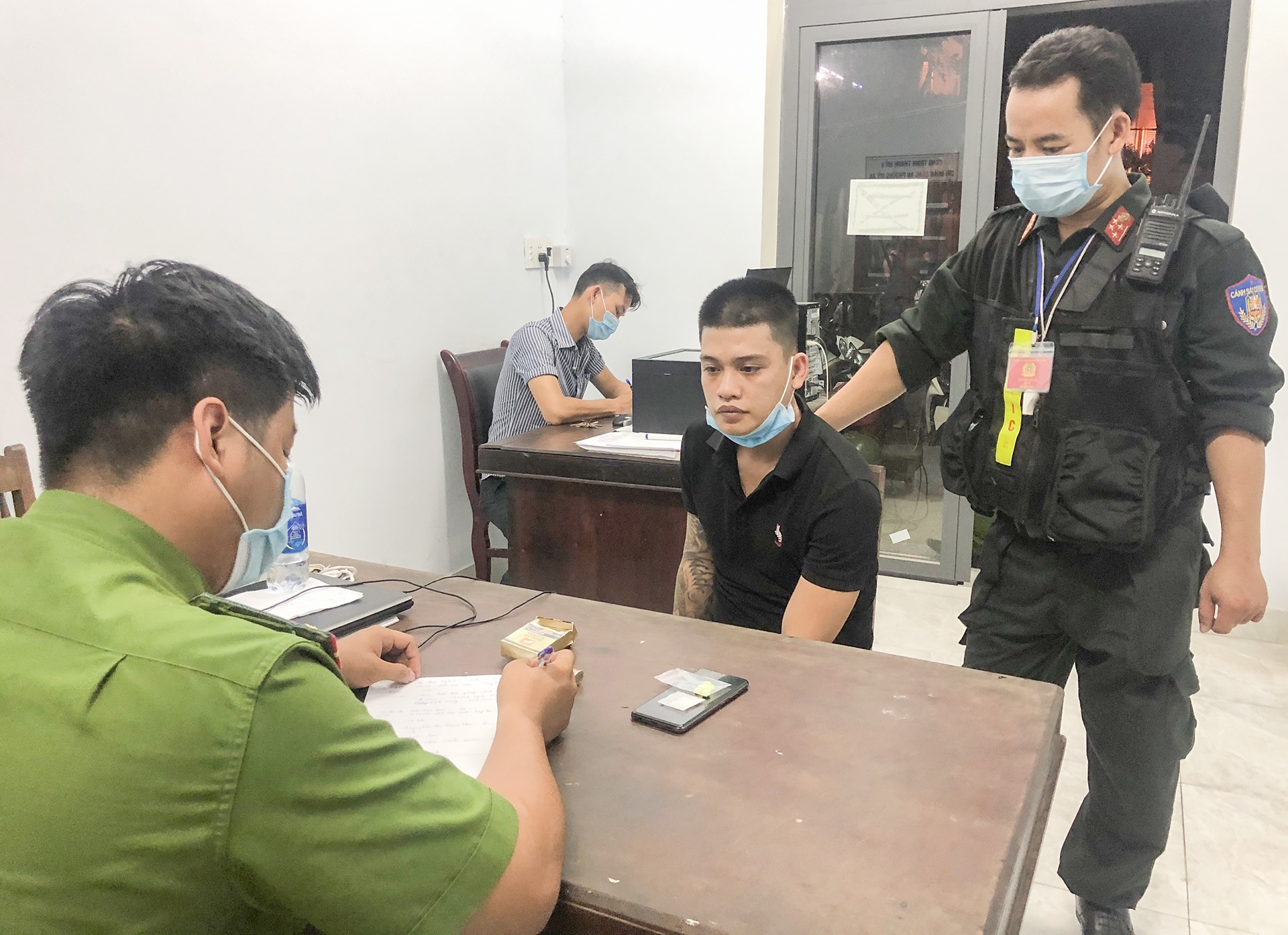 Thanh nien tang tru ma tuy dinh hoi lo canh sat hinh anh