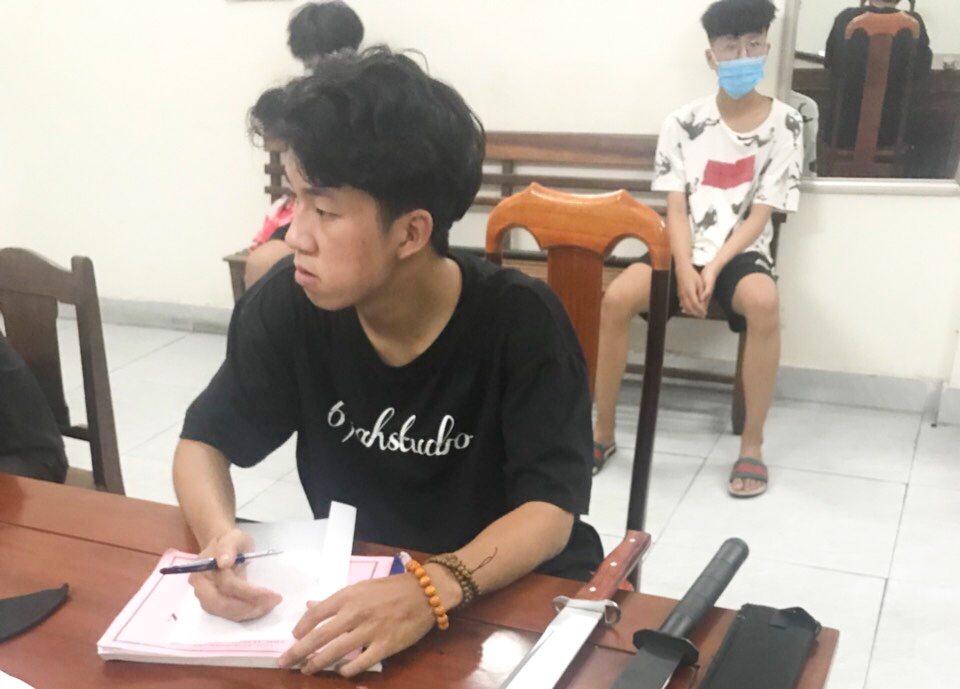 Ngan chan nhom thanh nien chuan bi hon chien hinh anh