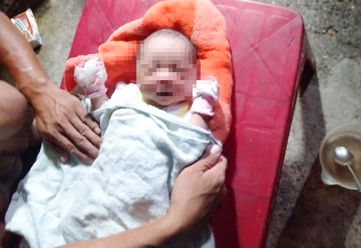 Chau be 6 ngay tuoi bi bo roi o ven duong hinh anh