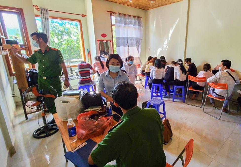 Hơn 20 người tụ tập giữa mùa dịch ảnh 1 Hon 20 nguoi tu tap giua mua dich anh 1
