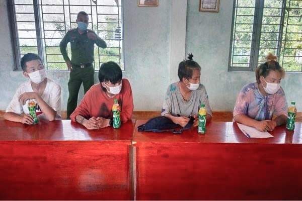 Bon nguoi Trung Quoc nhap canh trai phep anh 1