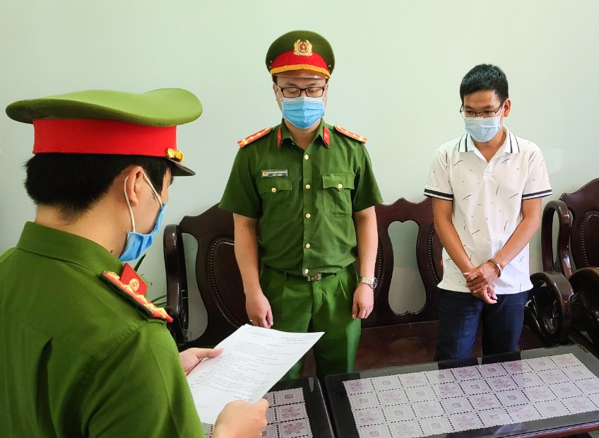 Nhan vien tham o hon 100 trieu cua cong ty hinh anh