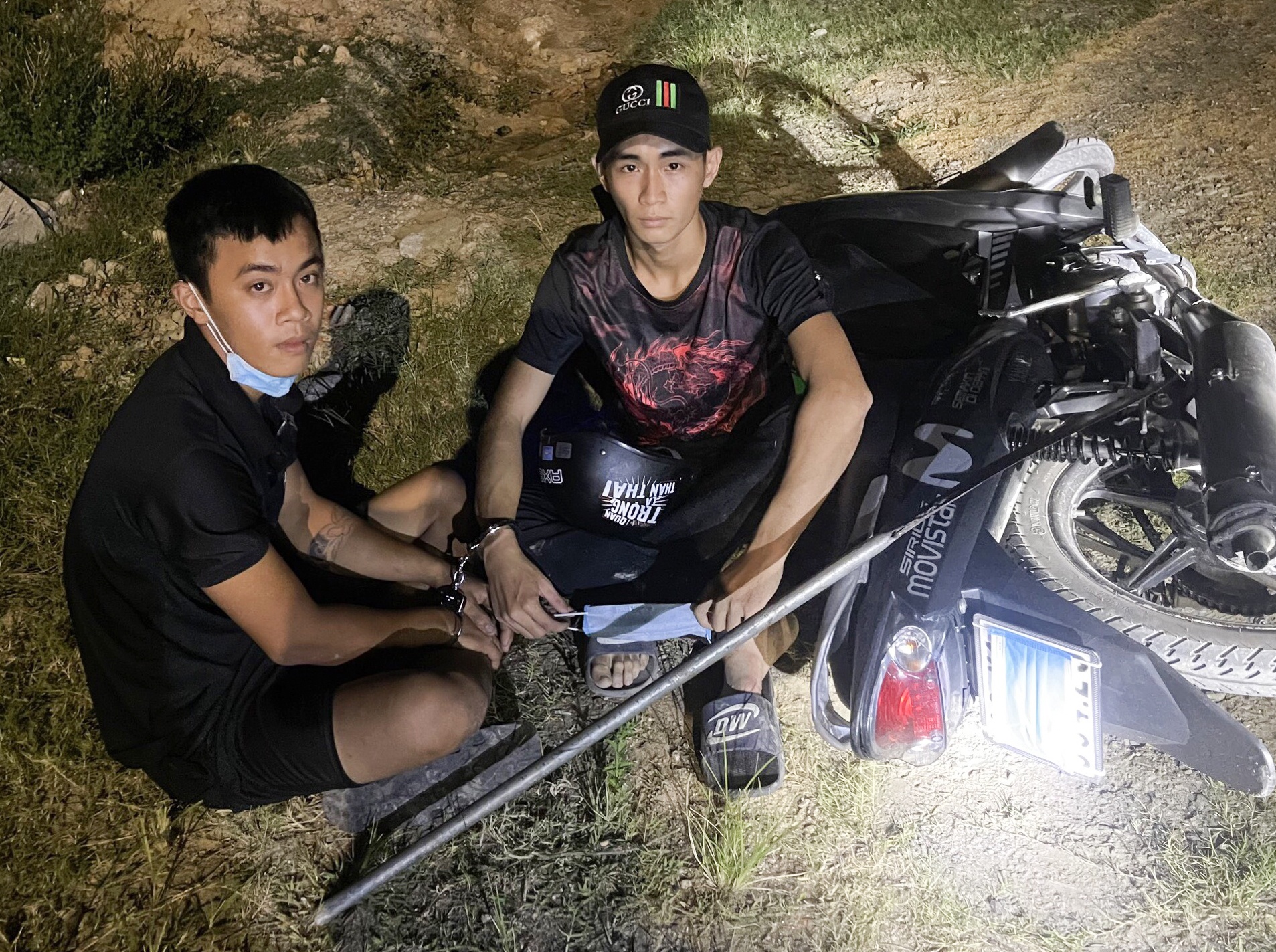 Canh sat ngan chan nhom thanh nien mang dao di hon chien hinh anh