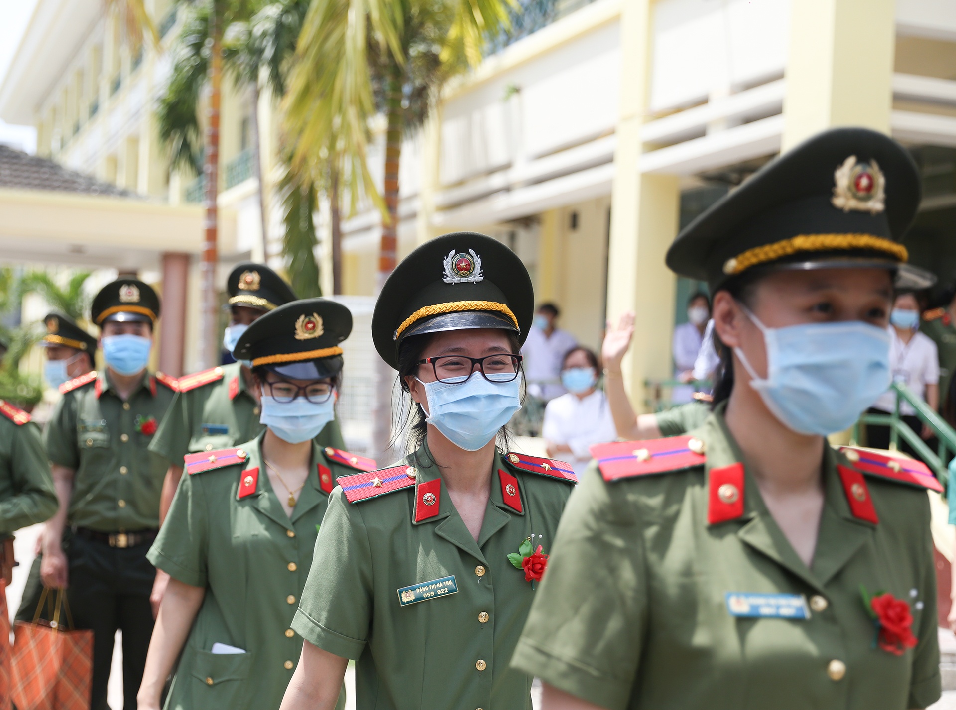 Chi vien 53 bac si cong an vao TP.HCM chong dich anh 2