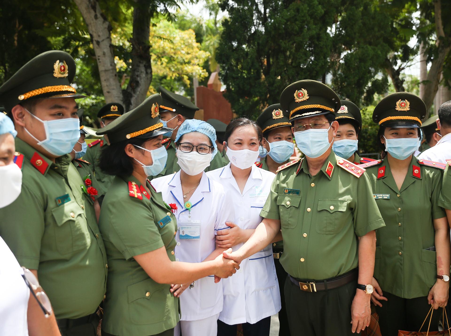 Chi vien 53 bac si cong an vao TP.HCM chong dich anh 1