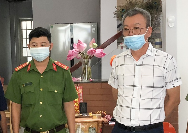 Giup dong huong nhap canh trai phep, 3 nguoi Han Quoc bi bat hinh anh