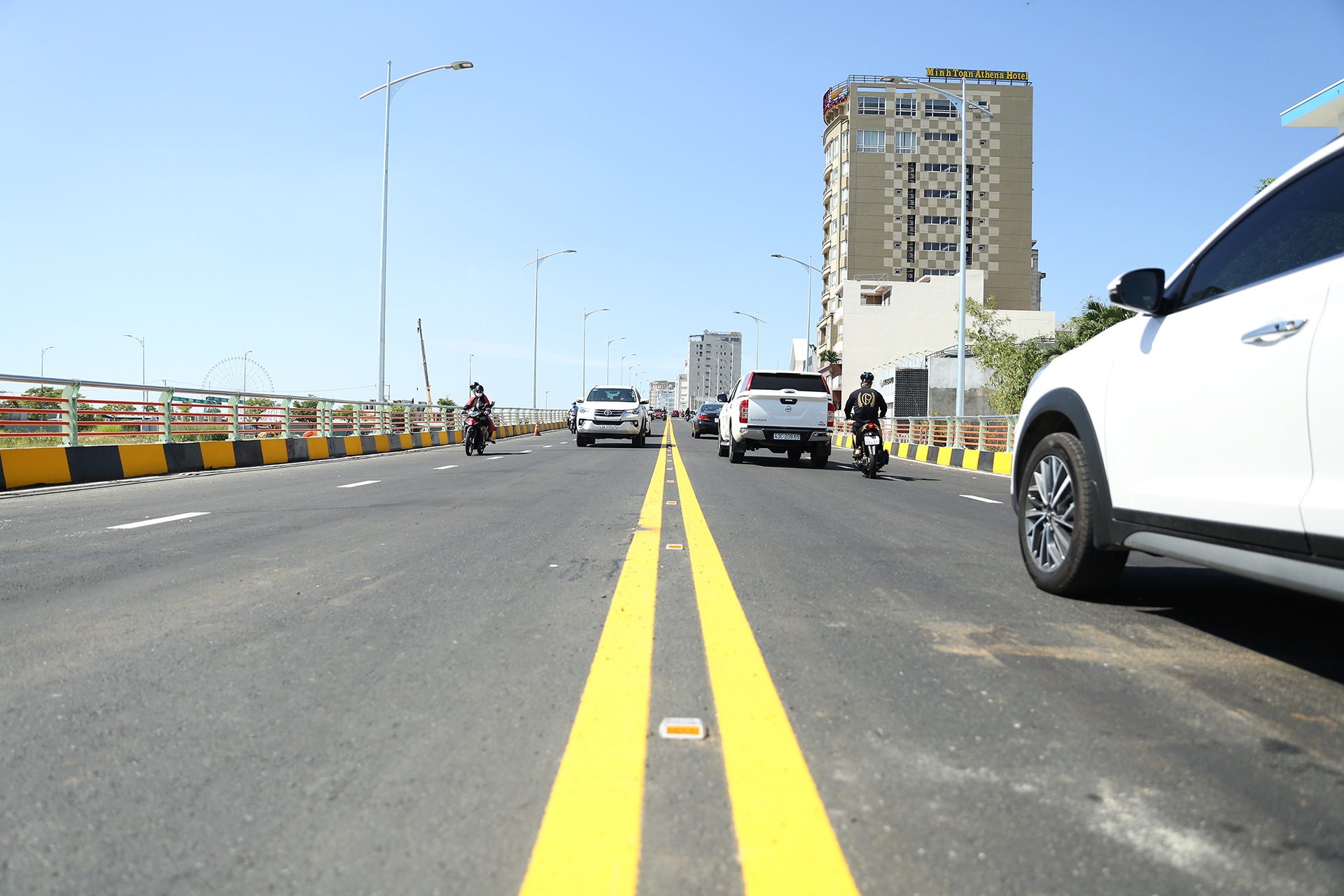 Thong xe cau vuot giua trung tam Da Nang hinh anh