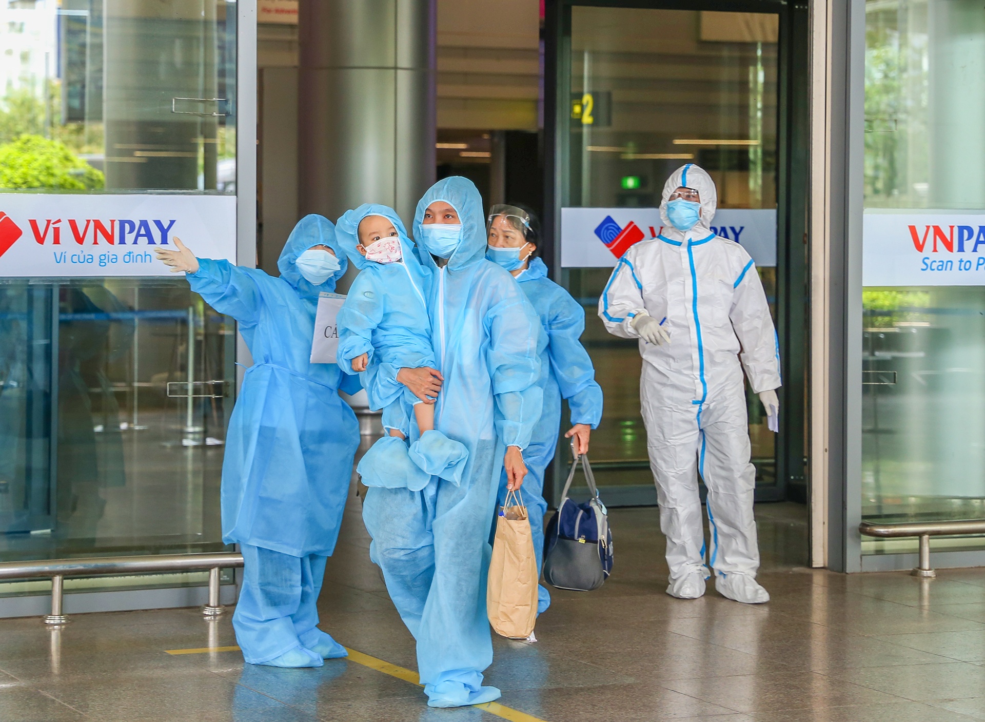 Nguoi Da Nang tu vung dich ve que duoc mien phi ve may bay anh 1