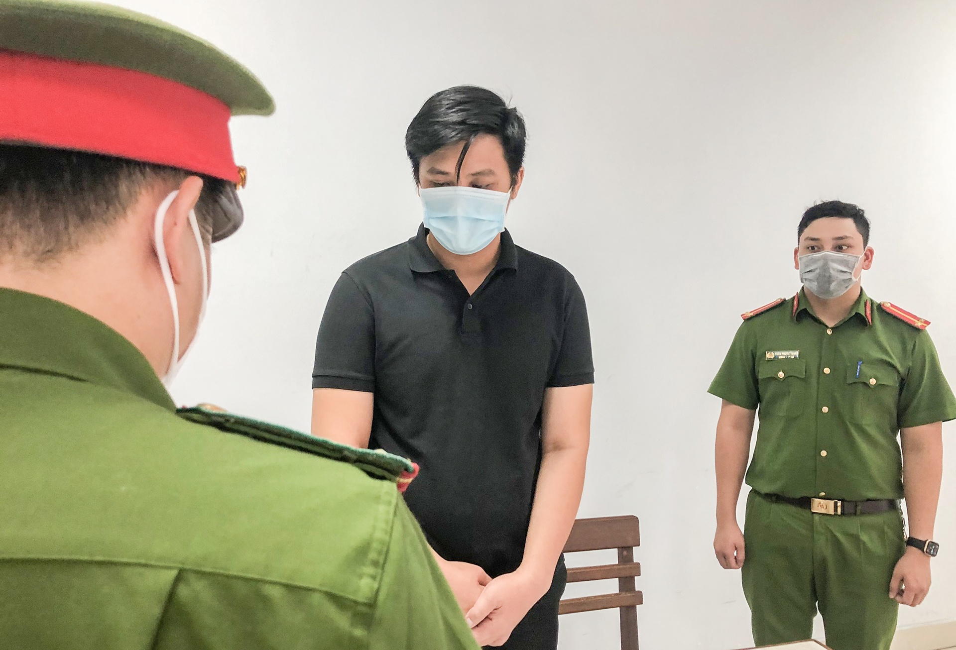 Nhan vien ngan hang chiem doat 800 trieu cua khach hinh anh